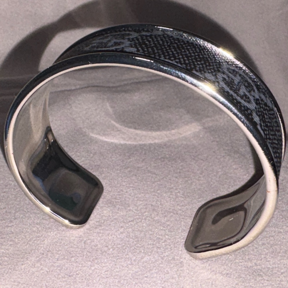 GG Silver and Black Designer Cuff Bracelet - Picture 3 of 7